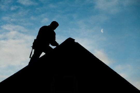 Schrijn en timmerwerken, Buitenschrijnwerkerij, Waterdicht maken van daken, Dakconstructies, Dakrenovaties, Plaatsen van parket en laminaat, Plaatsen van badkamers en keukens, Maatkasten, Kasten op maat, Maatwerk in Ursel, Oost-Vlaanderen