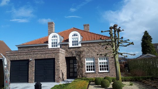 Gevels, Dak reiniging, Renoveren van gevels, Zandstralen van meubels, Gevels reinigen, Gevel reiniging, Zandstralen van trappen, Lucht gommen in Damme, West-vlaanderen