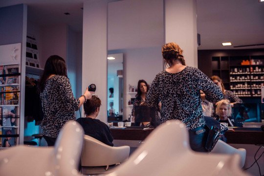 Kapsalon, Herenkapsalon, Dameskapsalon, Wassen en knippen, Haarverven, Pruiken, Haarverzorgingsprodukten, Haaraccessoires, Haar opsteken, Haarwerken in Sint-Pauwels, Oost-Vlaanderen