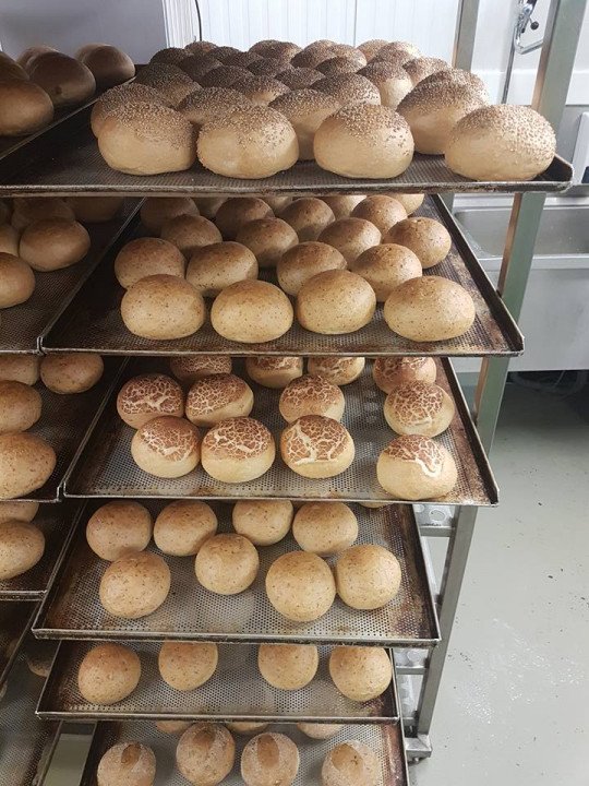 Warme bakker, Broodjes, Gebak, Taart, Ontbijtmanden, IJstaarten, Geschenkpakketten, Broodautomaat, Koekjes, Patisserie in Kinrooi, Limburg