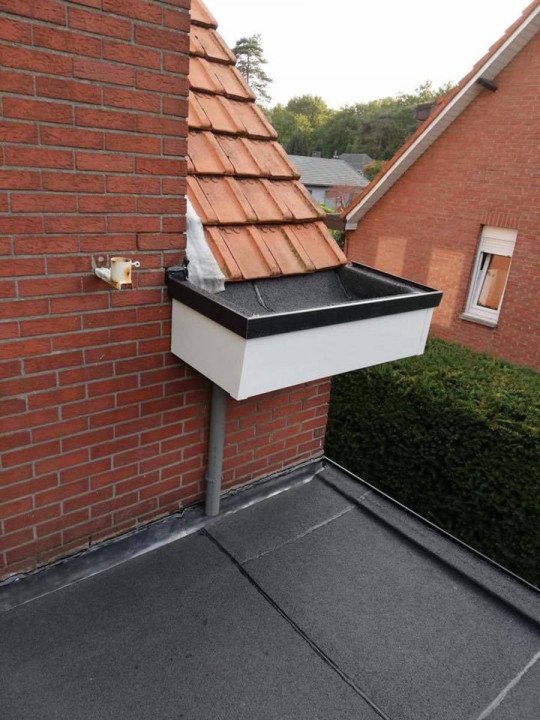 Dakisolatie, Platte daken, Roofing werken, Ontmossen van daken, Dak koepels vervangen, Dakontmossingen, Daktimmerwerken, Dakrenovaties in Merksem, Antwerpen