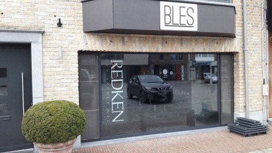 Dameskapsalon, Herenkapsalon, Kinderkapsalon, Opsteekkapsels, Hoogwaardige haarverzorgingsproducten, Beautybehandeling, Kleuringsspecialist, Redken salons, Moroccanoil, Schwarzkopf professional in Brecht, Antwerpen