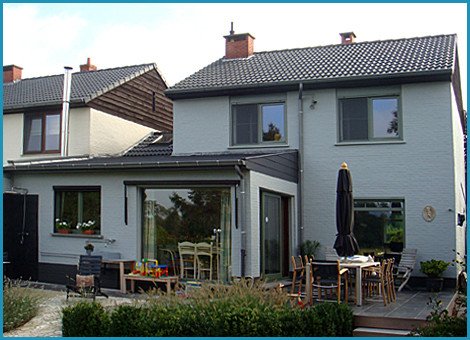 Plaatsen van plafonds en wanden in gyproc en fermacell, Schilderen van gevels en buitenschrijnwerk,  Plaatsen van vloerbekleding , Verscheidene kalkverf-technieken, Raamgarnering, Alle behangwerken, Plaatsing & renovatie alle parketwerken, Alle binnenschilderwerken, Kalleien, Isolatiewerken in Wijnegem, Antwerpen