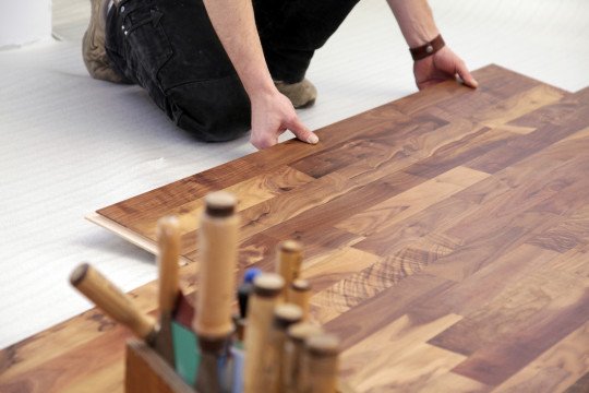 Algemene dakwerken, Gevelbekleding, Bijgebouwen, Houten constructies, Schrijnwerker, Binnenschrijnwerk, Interieurschrijnwerk, Plaatsen van ramen en deuren, Op maat gemaakte deuren in Brakel, Oost-Vlaanderen