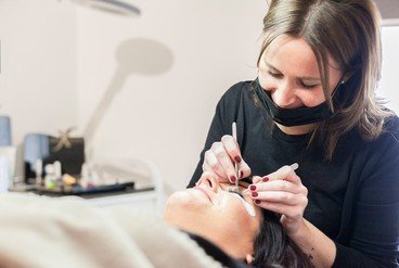 Schoonheidsspecialiste, Beautysalon, Wimperextensions, Wimperverlenging, Wenkbrauwextensions , Opleiding wimperextensions, Brow treatments, Brow trainingen, Powder brows cursussen , Opleiding harsen in Lier, Antwerpen