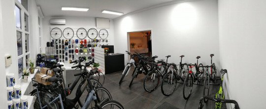 Fietsen, Fietsenwinkel, Bikefitting, Handgemaakte wielen, Racefietsen, Mountainbikes, Handgespaakte wielen, Fietsenhersteller, Fietsenmontage in Noorderwijk, Antwerpen