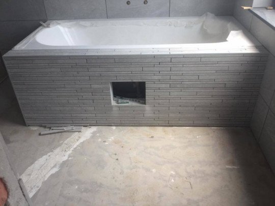 Algemene renovatiewerken, Badkamerrenovatie, Keukenrenovatie, Bouwbedrijf, Aannemer, Schilderwerken, Binnenschilderwerken en buitenschilderwerkn, Dakwerken, Tuinonderhoud, Sanitaire installaties in Brasschaat, Antwerpen