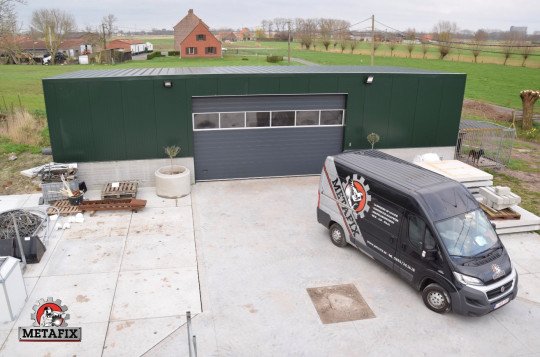 Automatisatie, Sectionale poorten, Garagepoorten, Bijgebouwen, Plaatsen van trappen, Balustrades, Plaatsen van loodsen en bijgebouwen, Betonboringen, Industriebouw, Industriëel onderhoud in Zuienkerke, West-Vlaanderen