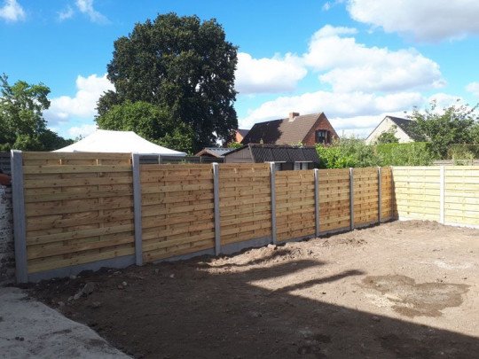 Tuinafsluitingen, Plaatsing van tuinafsluitingen, Plaatsing van tuinpoorten, Tuinomheiningen, Omheiningen in kastanjehout, Draadafsluitingen , Paneelafsluitingen, Plaatsing van schuifpoorten, Plaatsing van draaipoorten in Roeselare, West-Vlaanderen