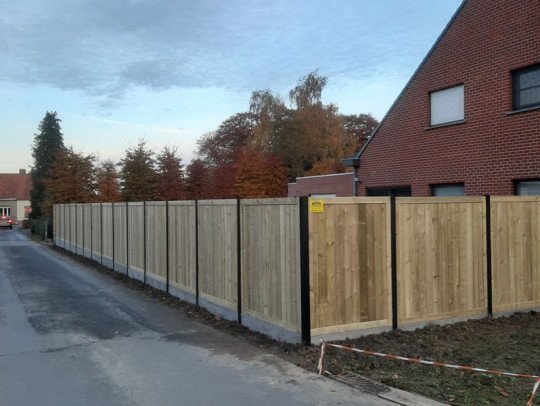 Tuinafsluitingen, Plaatsing van tuinafsluitingen, Plaatsing van tuinpoorten, Tuinomheiningen, Omheiningen in kastanjehout, Draadafsluitingen , Paneelafsluitingen, Plaatsing van schuifpoorten, Plaatsing van draaipoorten in Roeselare, West-Vlaanderen