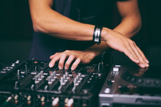 Diskjockey, Geluidsapparatuur, Dj inhuren, Verzorgen van feestmuziek, DJ boeken, Inhuren professionele dj, Dj Lifestream, Radio dj, Bruiloft dj in Herk-de-stad, Limburg