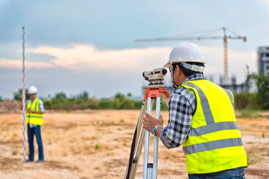 Landtongen, Afpaling, Schatting van grond, Landmeten uitvoeren, Bouwproces, Landmeten, Land metingen, Land opmetingen, Opmeten van land in Wevelgem, West-Vlaanderen