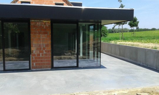 Betonvloeren plaatsen, Polybeton binnen, Polybeton buiten, ECO gietvloeren, Gietvloeren plaatsen, Terrazzo granito, Terrazzo werkbladen in Laarne, Oost-Vlaanderen