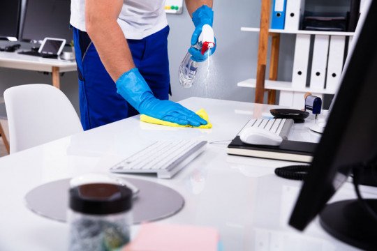 Professionele schoonmaker, Schoonmaakservice, Tapijtreiniging, Glazenwasser, Gevelreiniging, Industrieel schoonmaak, Dakreiniging, Schoonmaak voor kantoren, Schoonmaakdienst, Algemene schoonmaak in Antwerpen
