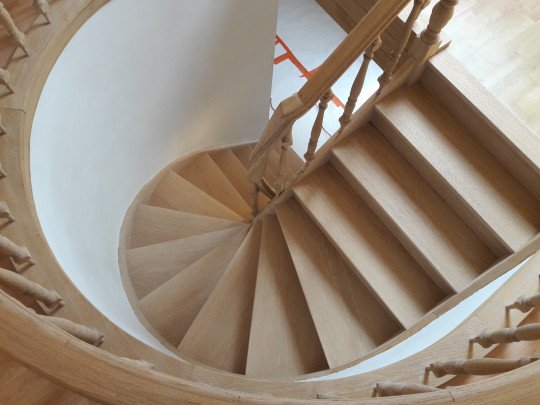 Zandstralen van houten trappen Schriek, Antwerpen